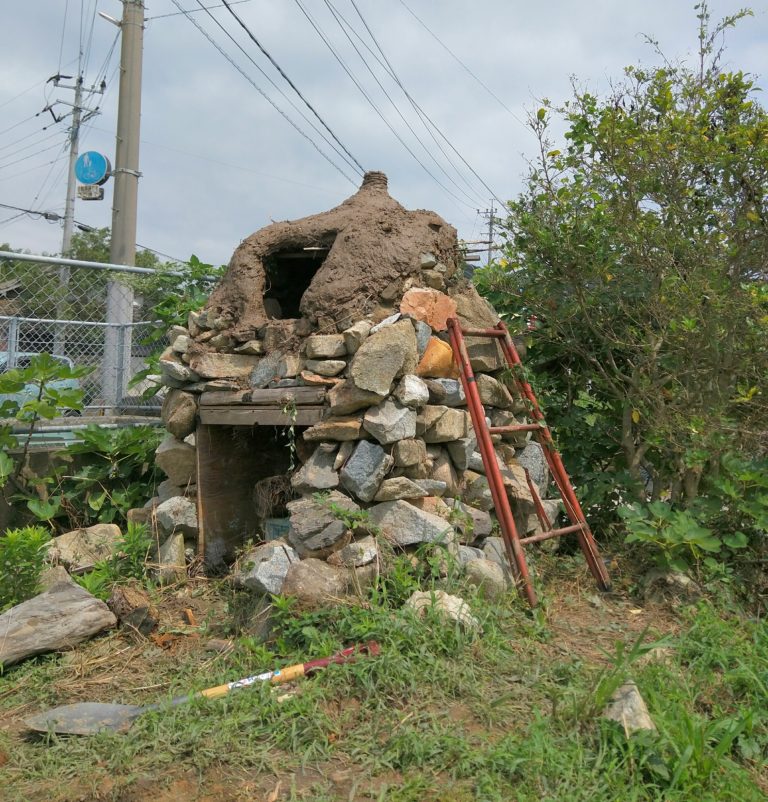 糸島芸農で使う石窯の修復中の様子です